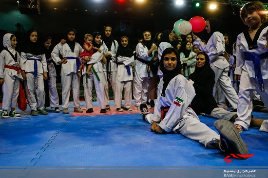 به مناسبت روز جهانی تکواندو، گردهمایی بزرگ تکواندوکاران دختر و پسر استان تهران در سالن ۱۲ هزار نفری مجموعه ورزشی آزادی برگزار شد.