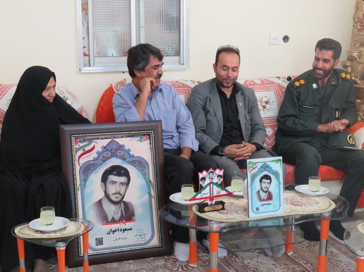باید فرهنگ سرکشی از خانواده شهدا در بین مسئولین نهادینه شود باید فرهنگ سرکشی از خانواده شهدا در بین مسئولین نهادینه شود