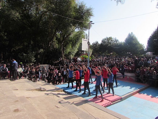 همایش بزرگ  پیاده روی خانوادگی به مناسبت هفته ناجا در شهرستان شازند برگزار گردید