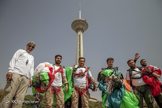 پرش چتربازان سپاه تهران بزرگ از برج میلاد تهران