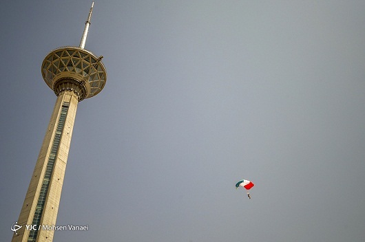 پرش چتربازان سپاه تهران بزرگ از برج میلاد تهران
