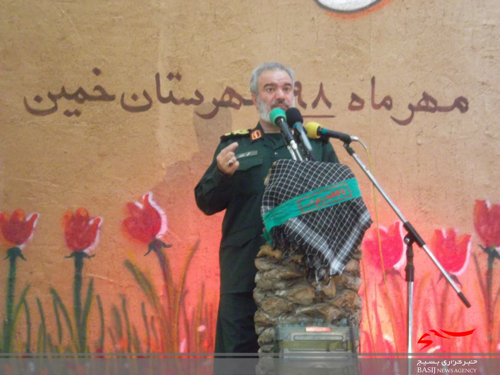 عزت و افتخار انقلاب اسلامی مرهون رهبری امام خمینی(ره) و دلدادگان نظام و اسلام است عزت و افتخار انقلاب اسلامی مرهون رهبری امام خمینی(ره) و دلدادگان نظام و اسلام است