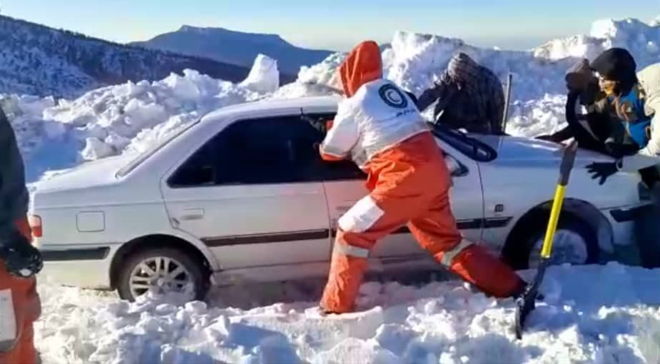 امدادرسانی به ۶۴ نفر از گرفتاران در برف و کولاک محور فرعی اولنگ شاهرود