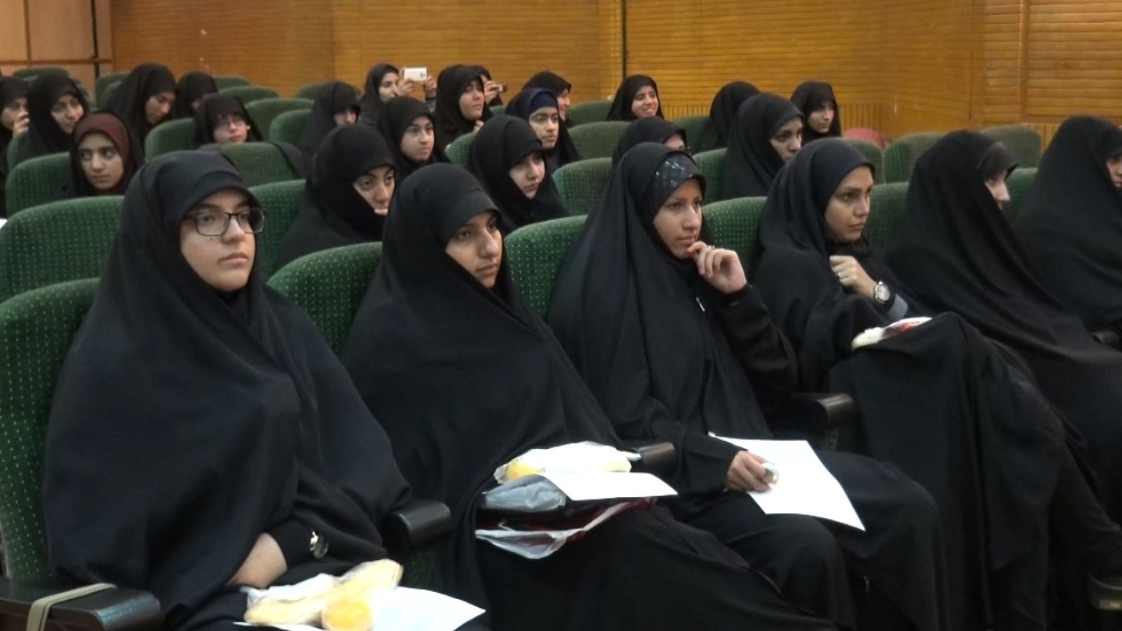 هویت بخشی به زن مسلمان از برکات حوزه های علمیه خواهران است