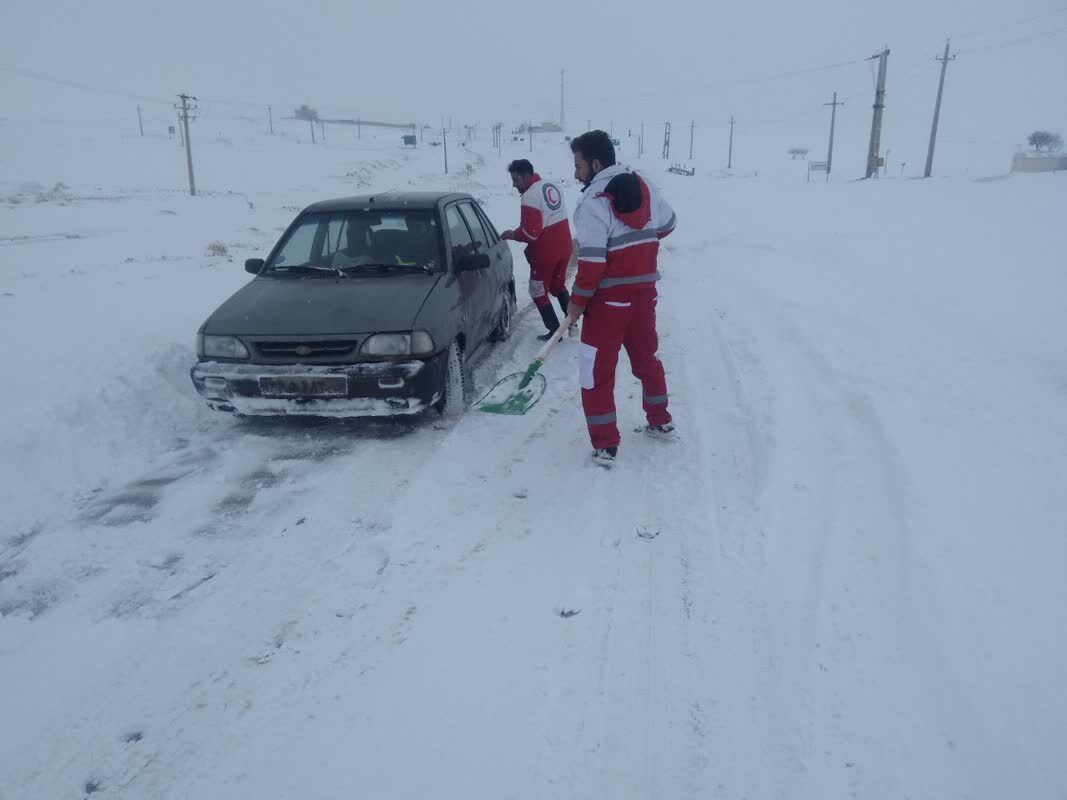 امدادرسانی هلال احمر به 81 مسافر گرفتار برف و کولاک در جاده های زنجان