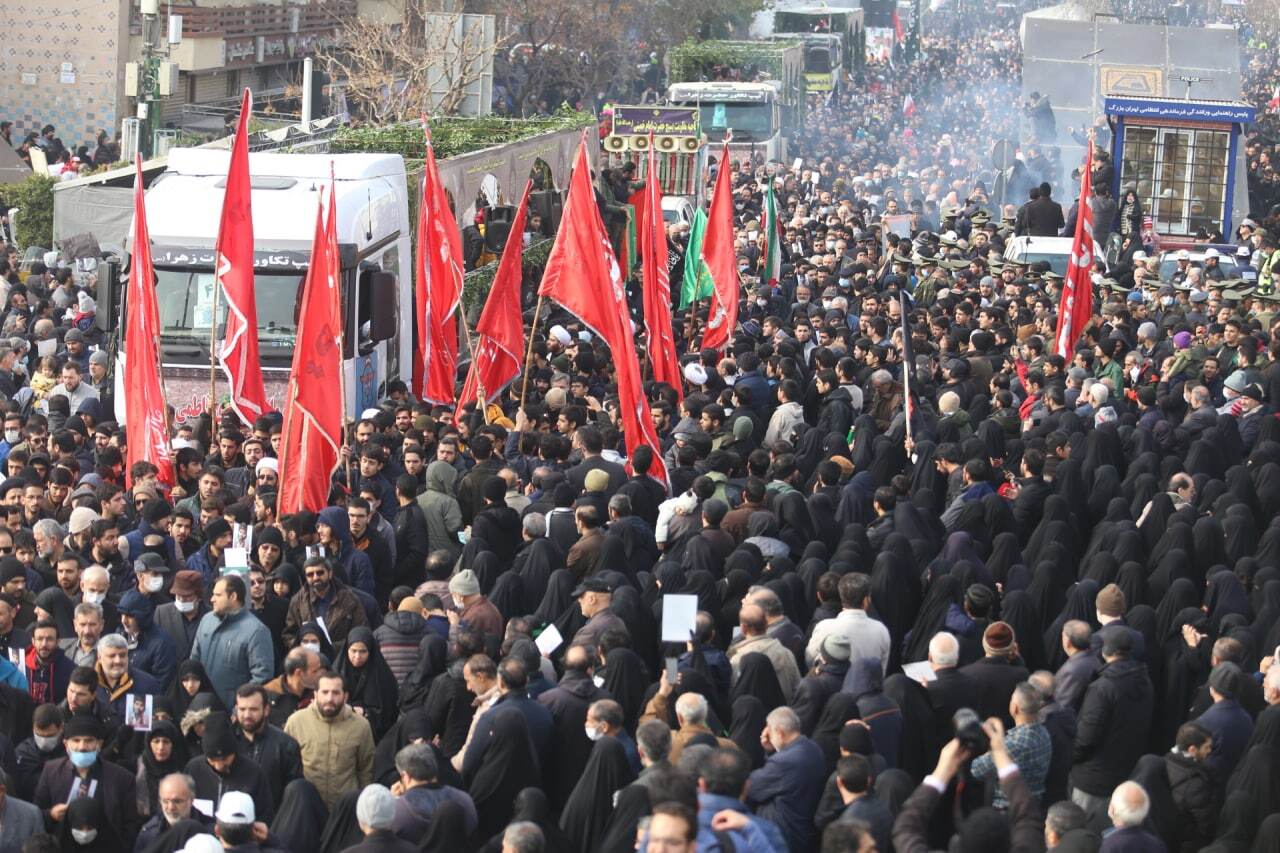 تشییع پیکر ۲۰۰ شهید گمنام دفاع مقدس با حضور پرشور مردم و ورزشکاران/ گزارش تصویری