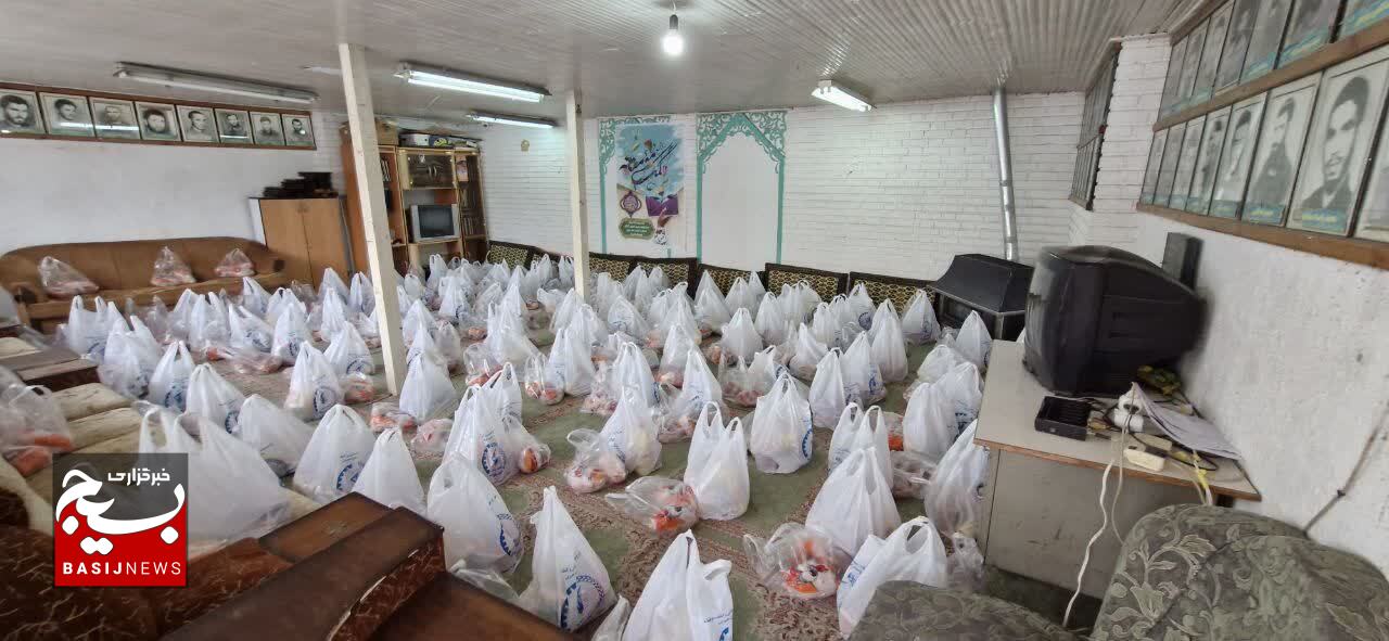 توزیع ۵۰۰ بسته کمک مؤمنانه به مناسبت ماه مبارک رمضان و فرارسیدن سال نو