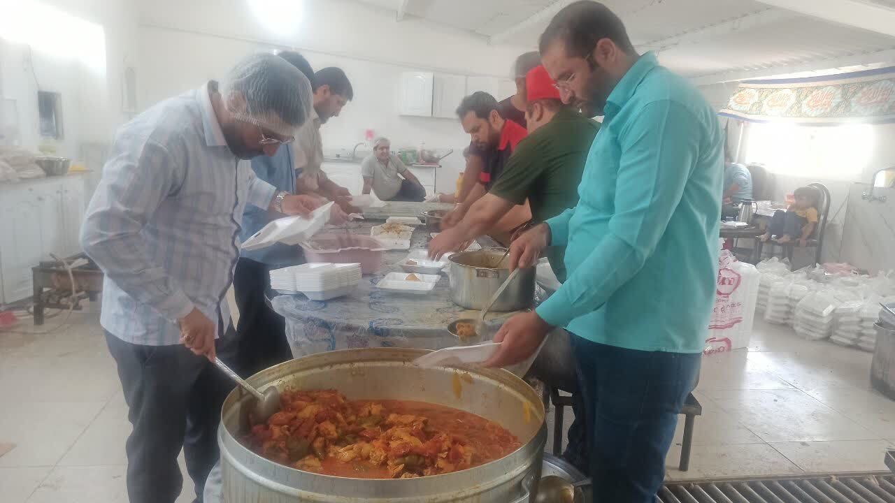 طبخ و توزیع تعداد ۴۰ هزار پرس غذای گرم  در روز عید غدیر بین مردم  کهگیلویه و بویراحمد