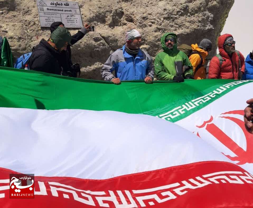 اهتزار پرچم عزای سیدالشهداء(ع) بر فراز بام ایران/صعود ۶۵ کوهنورد خراسانی بر قله ۵۶۱۰ متری دماوند + عکس و فیلم