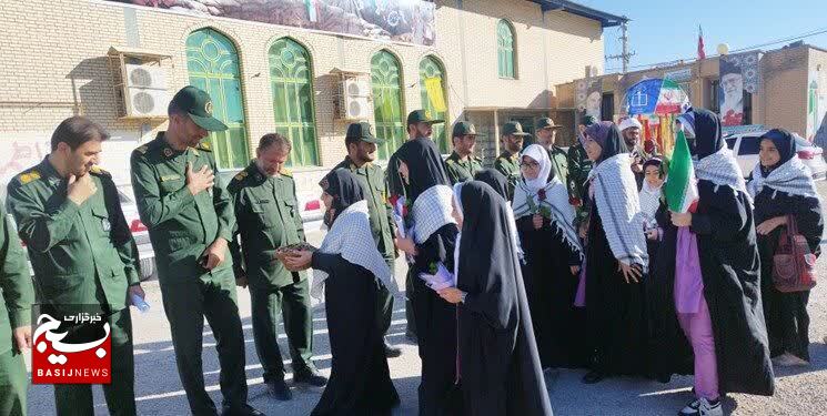 تجلیل جالب دانش‌آموزان دهدشتی از سبزپوشان سپاه به مناسبت هفته بسیج + (تصاویر  )