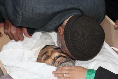 آخرین بوسه پدر شهید عبدالرشید رشوند 
