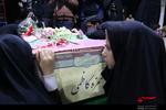 وداع همسر و فرزندان با پیکر شهید مدافع حرم «حمزه کاظمی»