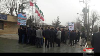 تجمع اعتراض آمیز کارکنان فولاد سفید دشت مقابل استانداری