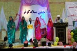 اجرای سرود توسط دختران در مراسم جشن میلاد حضرت زهرا(س) در شهرستان میرجاوه 