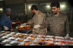 جلوه هایی از فعالیت خادمان در آشپزخانه پادگان شهید باکری 