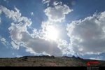 ظهر یک روز تابستان در روستاس شییران هریس و تابش خورشید از پشت ابرها