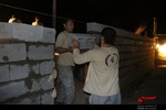 فعالیت جهادگران در شب برای اتمام خانه محروم در گنبد سه پایه در شهرستان دلگان