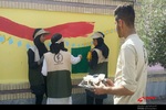 جهادگران دانش آموز بسیجی خواهر در حال رنگ آمیزی دیوار مدرسه