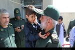 فرزند شهید مدافع وطن در آغوش فرمانده سپاه سلمان استان سیستان و بلوچستان