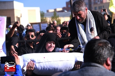 آیین تشییع و تدفین شهید گمنام در دانشگاه فنی‌وحرفه‌ای دختران استان قم

عکس از دانیال قنبری