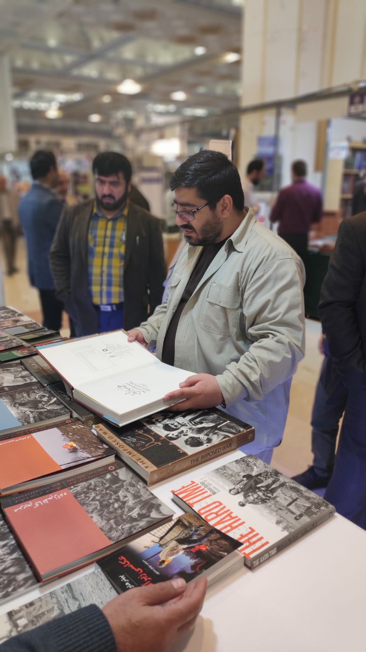 بازدید رئیس بنیاد فرهنگی روایت فتح از نمایشگاه کتاب