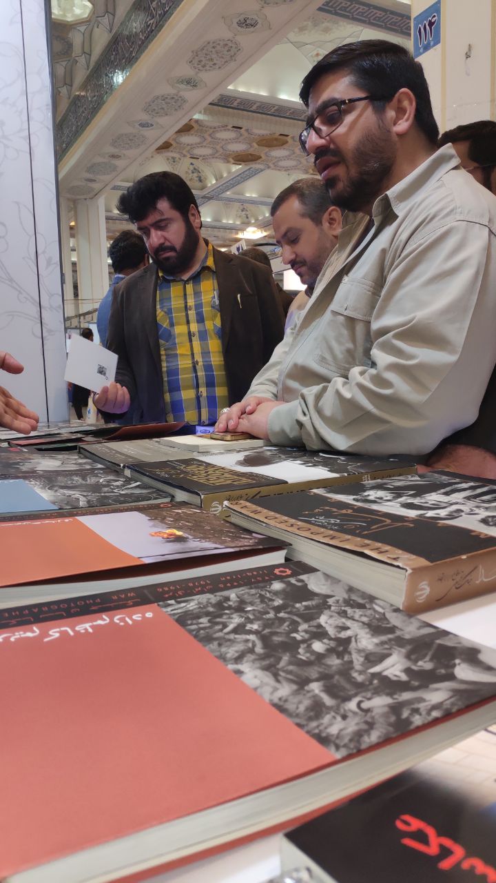 بازدید رئیس بنیاد فرهنگی روایت فتح از نمایشگاه کتاب