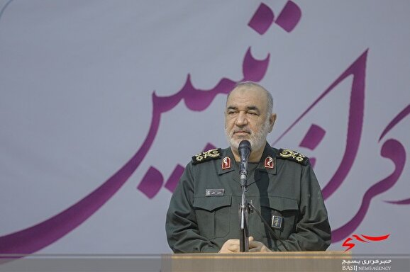 سردار سلامی: ایران است که آمریکا را مدیریت میکند/ ارتباط ایران طاغوت و سیاست گذاری غرب از زبان سردار سلامی