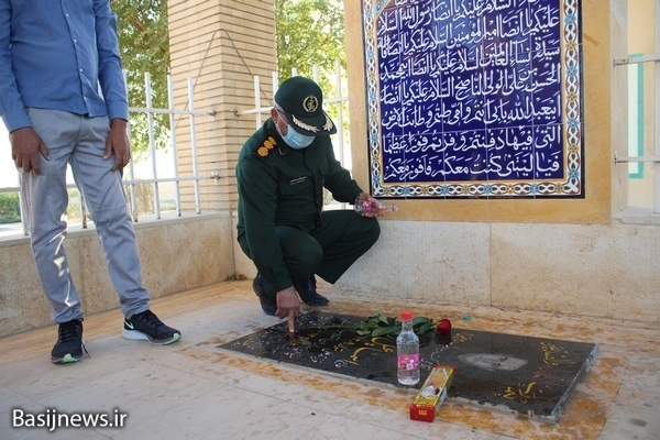 غبار روبی و عطر افشانی گلزار شهدای روستای محمد عامری