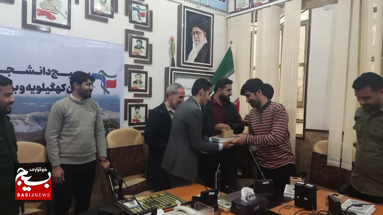 دیدار کارکنان سازمان بسیج دانش آموزی با مسئول بسیج دانشجویی استان