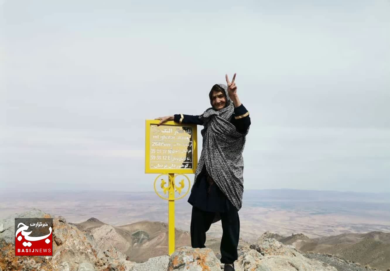 صعود مادر شهید نصری به قله ۲۶۰۵ قطار اولنگ فریمان به‌مناسبت ۱۲ فروردین+تصاویر