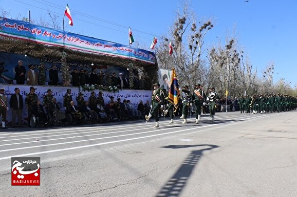 رژه نیروهای مسلح به‌مناسبت روز ارتش در اردبیل