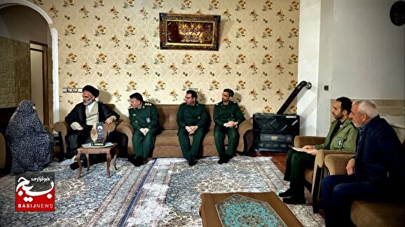 فرمانده سپاه سلماس با خانواده شهید طالعی دیدار کرد