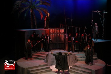 سوگواره نمایشی «یاس ارغوانی» در قم

عکس از هدی حاج‌غفاری